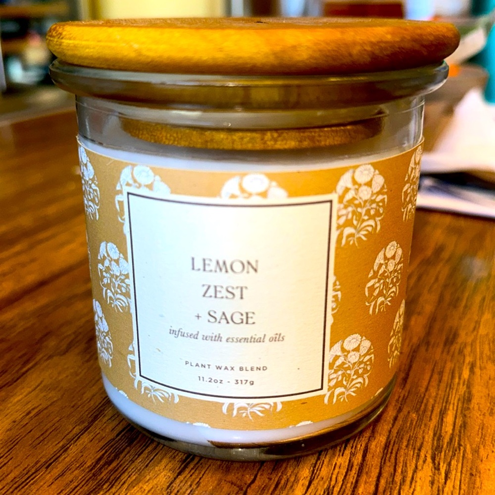 NEW THRESHOLD PLANT WAX BLEND LEMON ZEST AND SAGE CANDLE WOODEN LID 11.2 OZ
